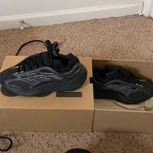 Black Yeezy 700 v3